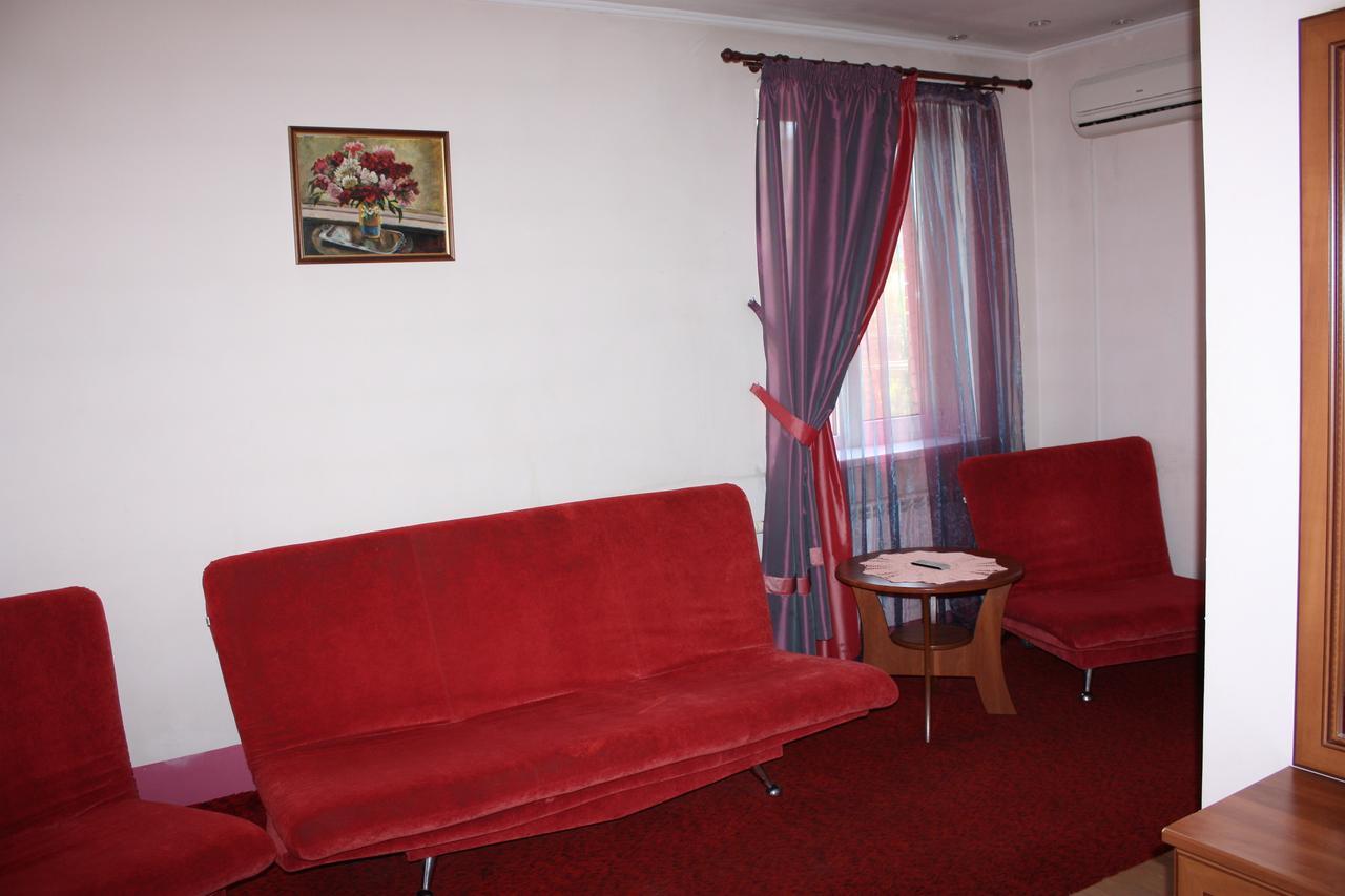 Hotel Gostynnyi Dvir 부차 객실 사진