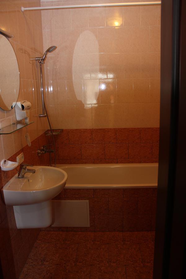 Hotel Gostynnyi Dvir 부차 객실 사진