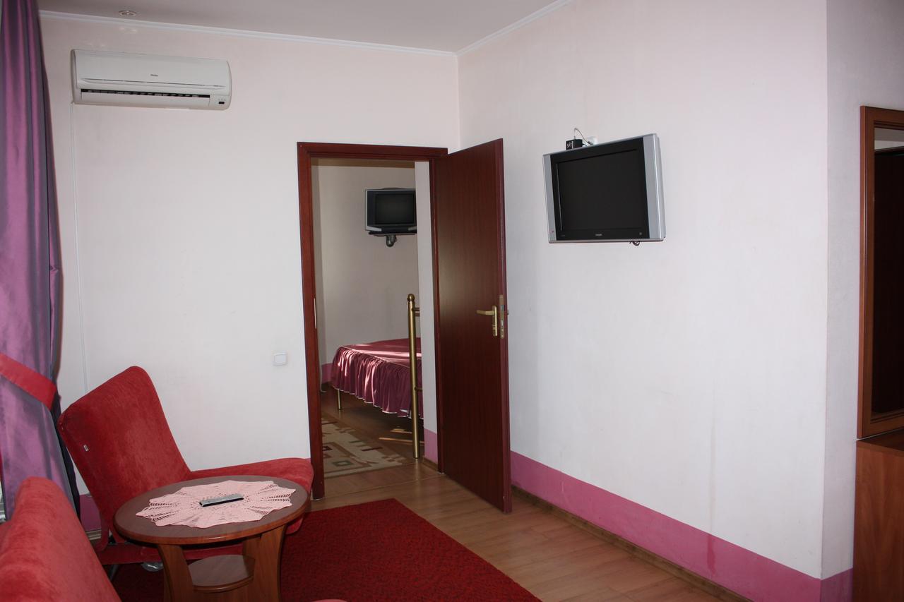 Hotel Gostynnyi Dvir 부차 객실 사진