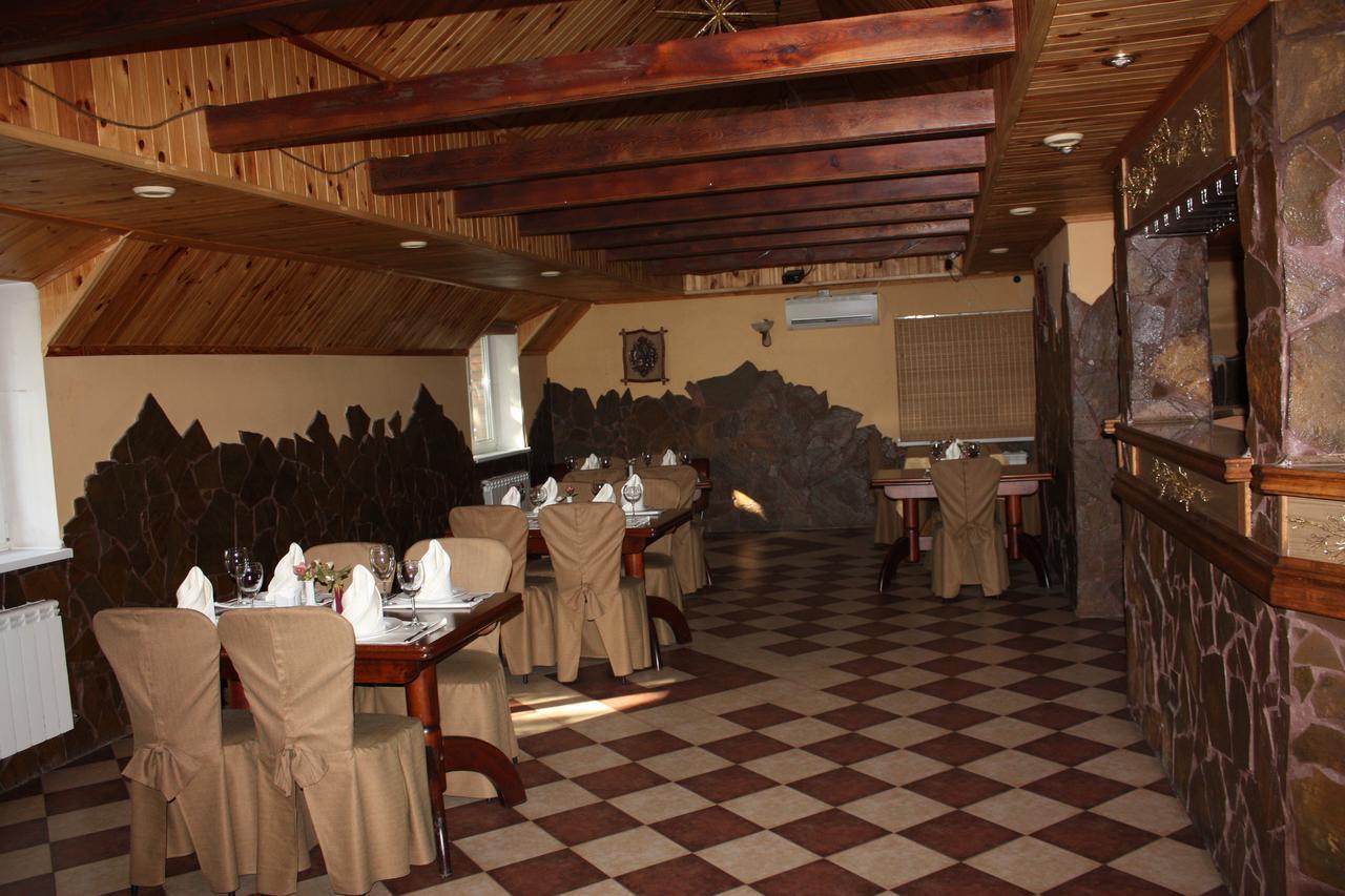 Hotel Gostynnyi Dvir 부차 외부 사진